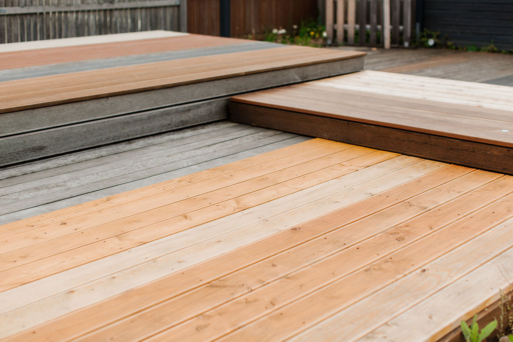 Stapel von Terrassendielen in verschiedenen Holzarten im Außenbereich des Holzfachmarkts Rutesheim.