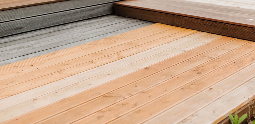 Stapel von Terrassendielen in verschiedenen Holzarten im Außenbereich des Holzfachmarkts Rutesheim.