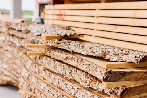 Gestapelte Holzplatten im Außenlager des Holzfachmarkts Rutesheim.