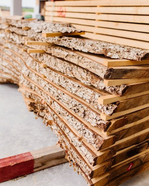 Gestapelte Holzplatten im Außenlager des Holzfachmarkts Rutesheim.