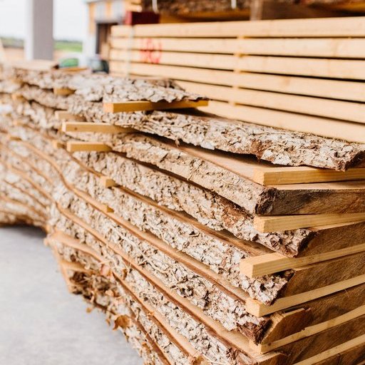 Gestapelte Holzplatten im Außenlager des Holzfachmarkts Rutesheim.