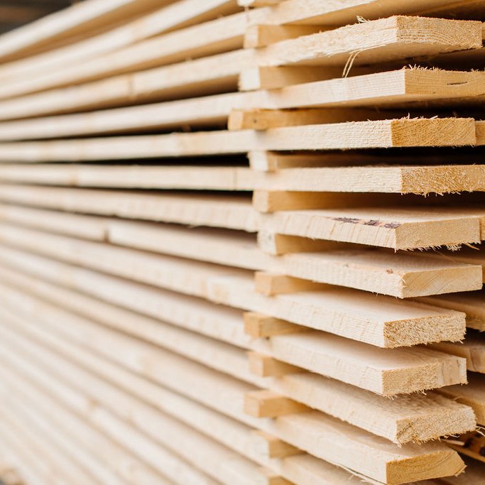 Gestapelte Holzbretter im Lager des Holzfachmarkts Rutesheim.