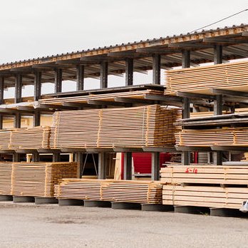 Außenlager mit gestapeltem Holz im Holzfachmarkt Rutesheim.