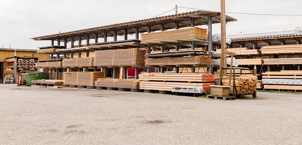 Außenlager mit gestapeltem Holz im Holzfachmarkt Rutesheim.